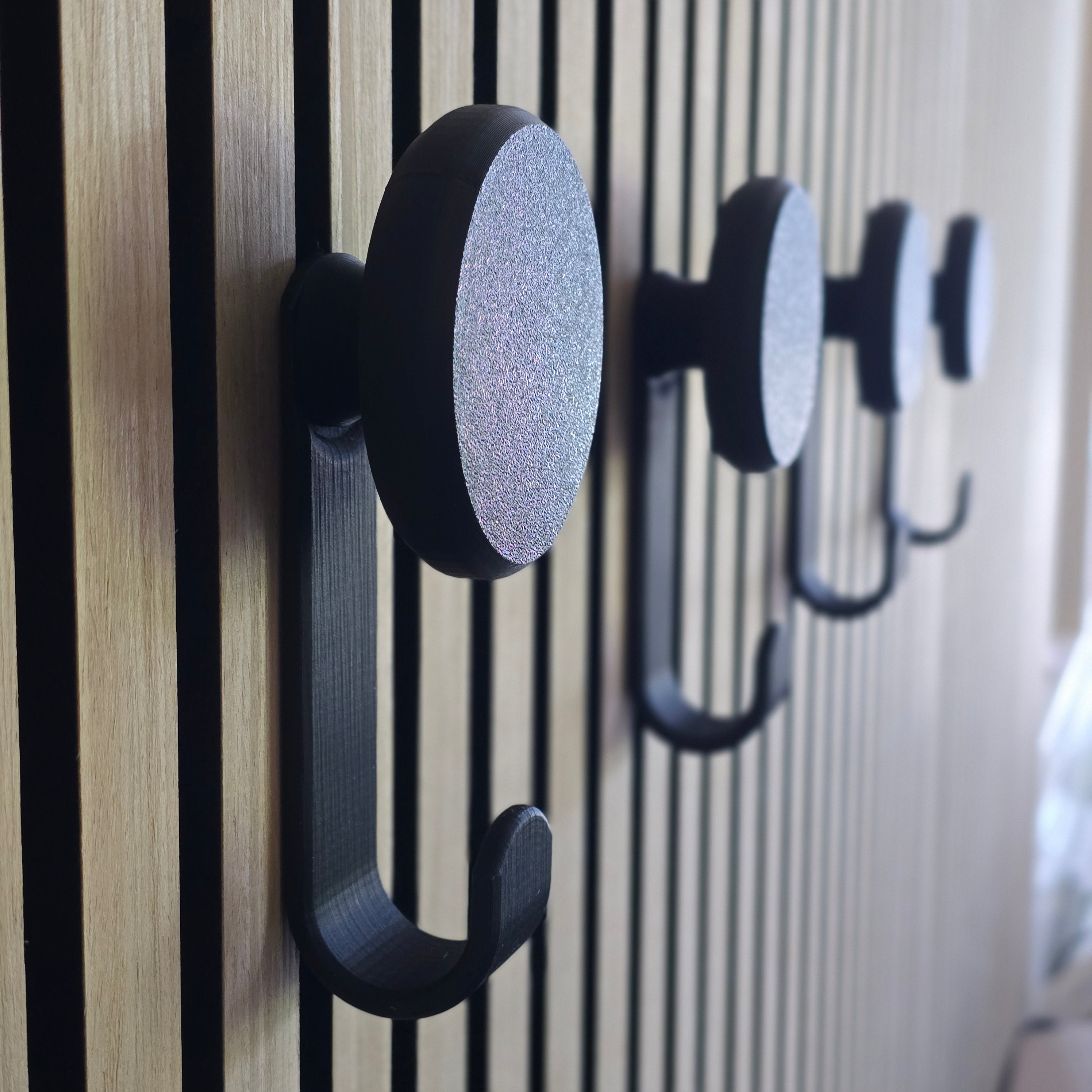 Round Hanger/Hook - Installation: Wall Clip