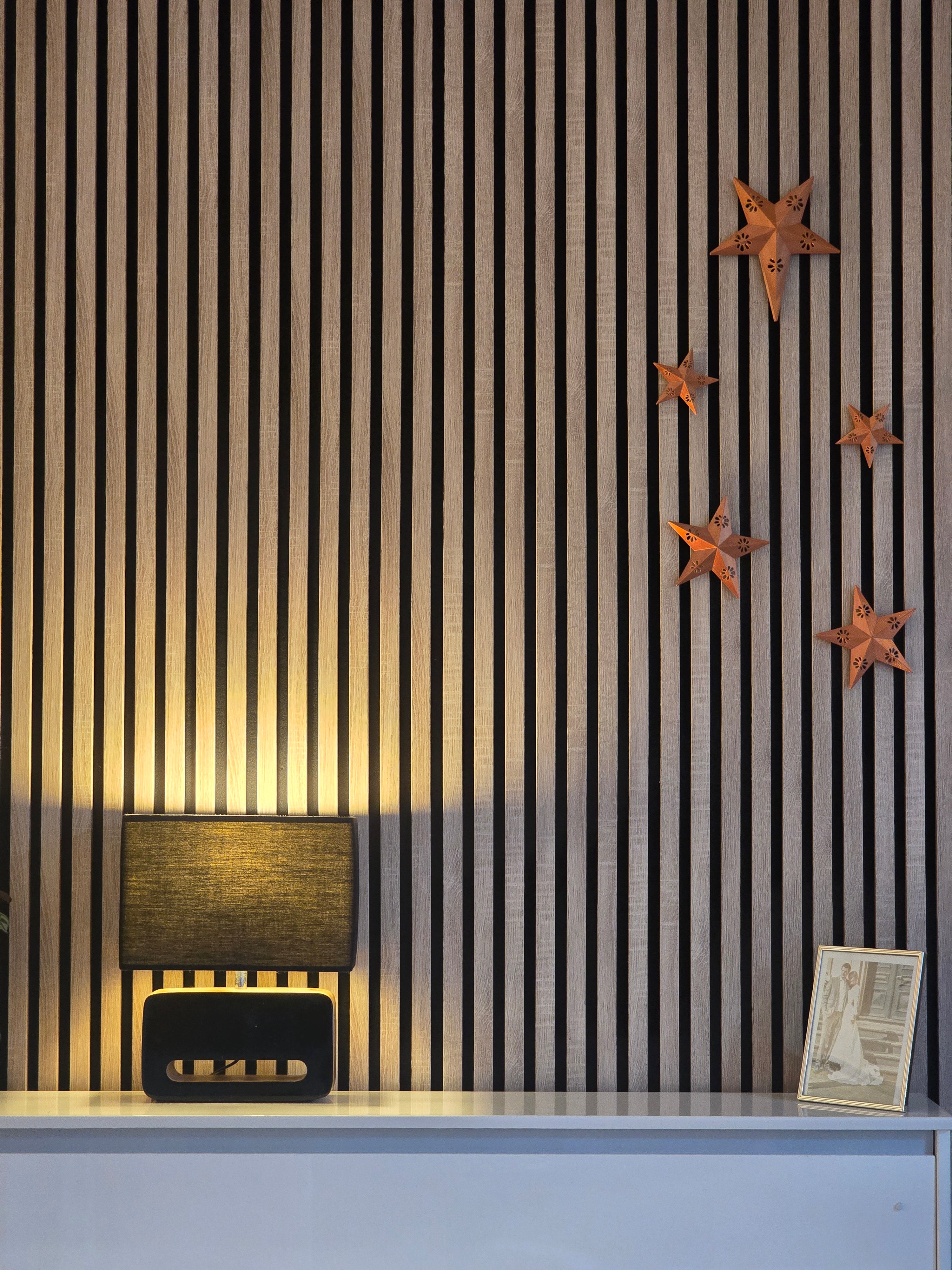 Accessoirer for slat wall panels in livingroom. Red star christmas decoration.